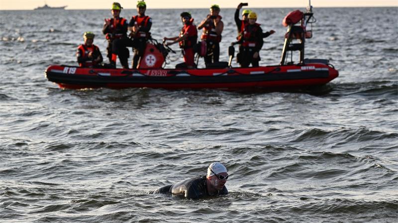 Polnischer Langstreckenschwimmer Bartlomiej Kubkowski durchschwimmt die Ostsee.