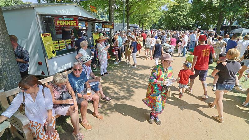 Pommes, Pils und Pferdetrubel: Wer zur Rennbahn kommt, bekommt nicht nur spannende Rennen geboten – sondern auch ein buntes Drumherum mit Imbissständen, Getränken, Spielbuden und ganz viel Trubel.