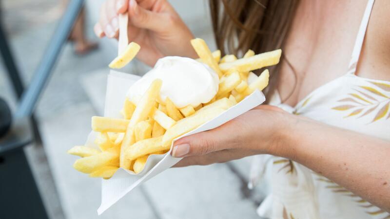 Pommes sind erlaubt: Beim Intervallfasten dürfen Sie zu bestimmten Zeiten all das essen, worauf Sie Lust haben.