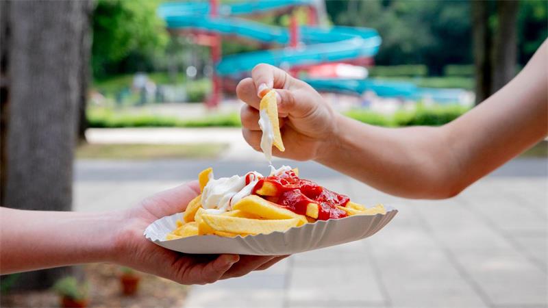 Geräusche, Gerüche, Gänsehaut - der Sommer im Freibad Pommes sind nirgends so lecker wie am Schwimmbadkiosk. (Archivbild)