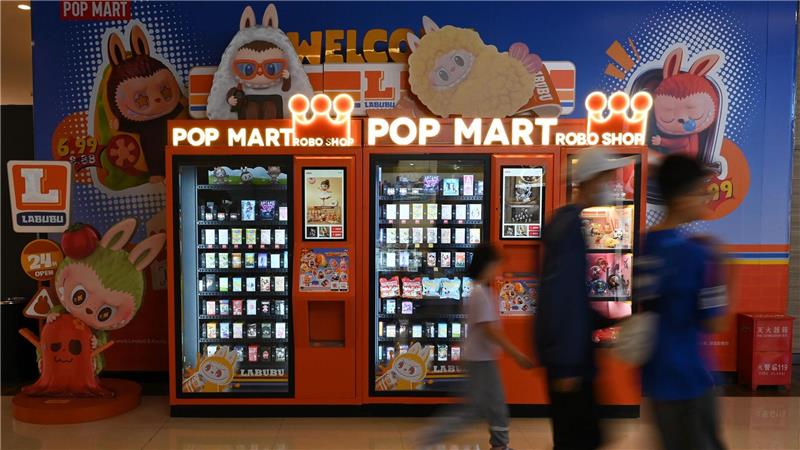 Pop Mart verkauft Labubus und andere Spielzeuge in China auch aus Automaten.  