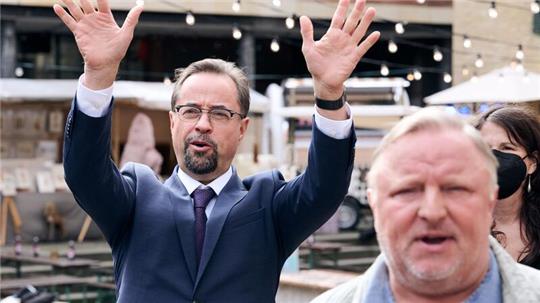 Populärstes Team beim „Tatort“ sind Jan Josef Liefers (links) als Rechtsmediziner Karl-Friedrich Boerne und Axel Prahl als Kommissar Frank Thiel, die für den WDR in Münster ermitteln und stets sehr hohe Reichweite haben. Dieses Jahr kommt noch ein neuer Krimi mit Thiel und Boerne. (Archivfoto)
