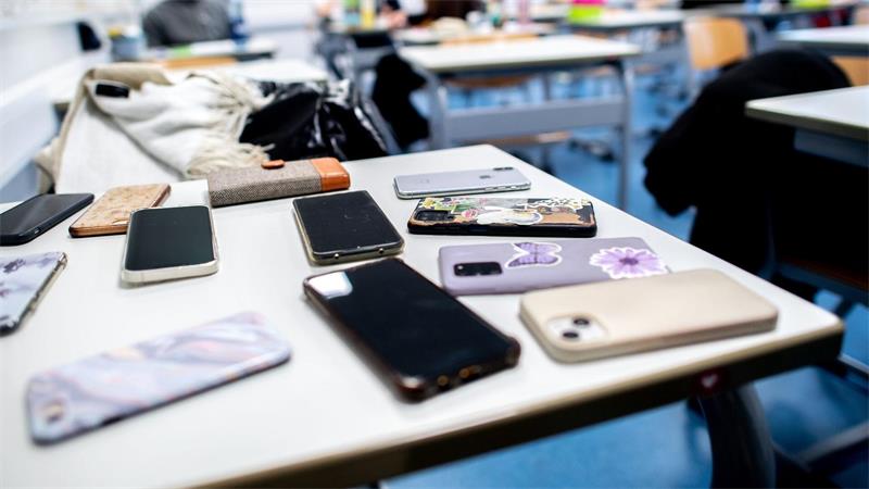 Pornos, Dickpics und KI-manipulierte Bilder zirkulieren längst auch in Schulchats. (Symbolfoto)