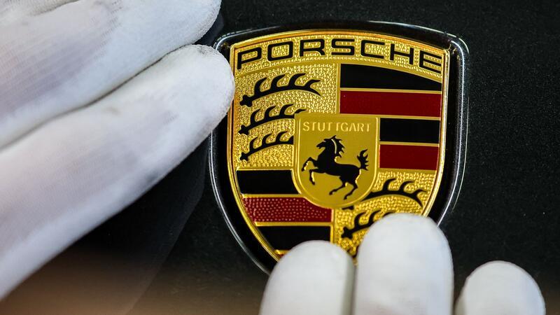 Porsche senkt wegen Lieferketten-Problemen Prognose Porsche muss wegen Überschwemmungsschäden bei einem Aluminium-Zulieferer seine Prognosen senken.