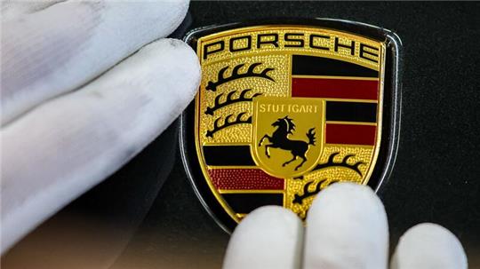 Porsche muss wegen Überschwemmungsschäden bei einem Aluminium-Zulieferer seine Prognosen senken. 