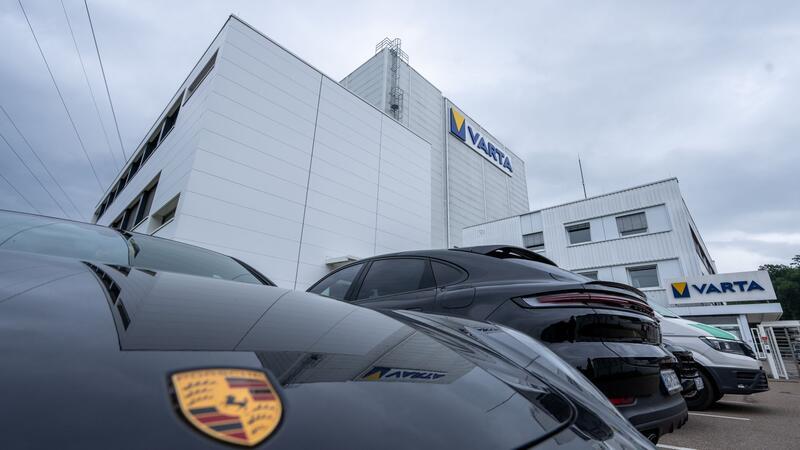 Mit Anlauf in die Krise - Wie es bei Varta weitergeht Porsche will auch die Varta-Tochtergesellschaft V4Drive Battery mehrheitlich übernehmen. (Archivbild)