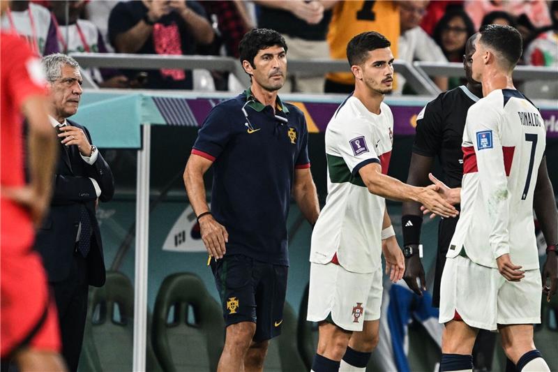 Ronaldo bei Auswechslung: Südkoreaner „soll den Mund halten” Portugals Cristiano Ronaldo (r) wird für André Silva ausgewechselt, links Trainer Fernando Santos.
