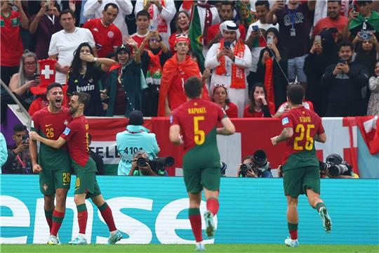 Portugals Goncalo Ramos (l) jubelt nach seinem Tor zum 5:1.