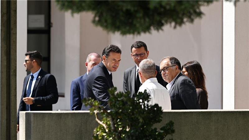 Trauer bei der Totenwache: Diogo Jotas Unfall wühlt auf Portugals Ministerpräsident Luis Montenegro erweist Diogo Jota und seinem Bruder die Ehre.