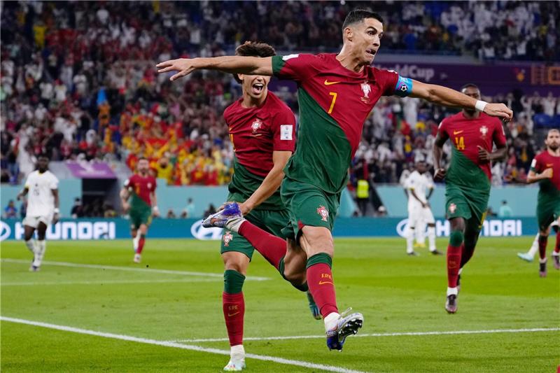 „Ein Phänomen, eine Legende”: Ronaldos Rekordjagd Portugals Superstar Cristiano Ronaldo jubelt nach seinem Treffer gegen Ghana.