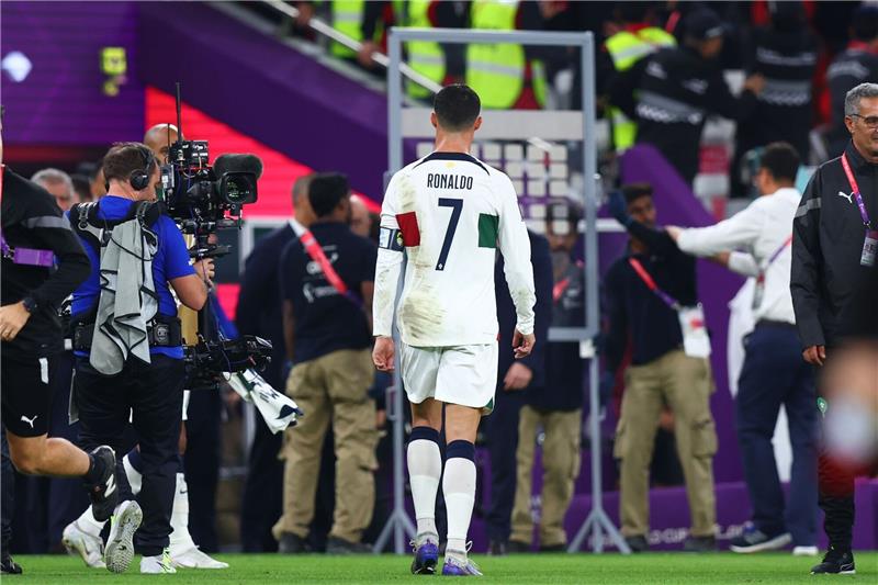 „Ende einer Ära?” - Ronaldos Tränen und die Zukunftsfrage Portugals Superstar Cristiano Ronaldo verlässt nach dem WM-Aus enttäuscht das Spielfeld.