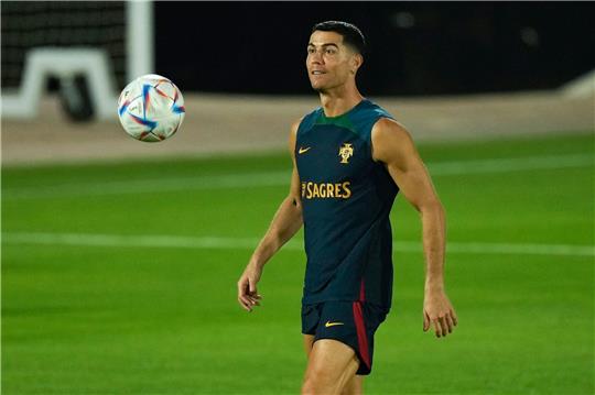 Portugals Trainer Fernando Santos lässt im WM-Viertelfinale gegen Marokko Cristiano Ronaldo zunächst erneut auf der Bank.