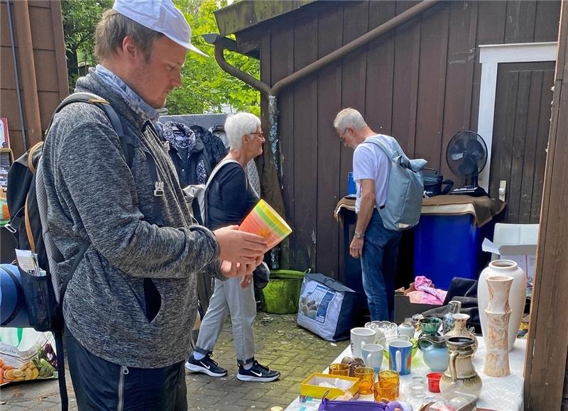 Auf Schnäppchentour den Ort Altenau entdecken Porzellan, Bücher, Bekleidung - es gibt fast nichts, was es nicht gibt beim Altenauer Flohmarkt. Foto: Nachtweyh