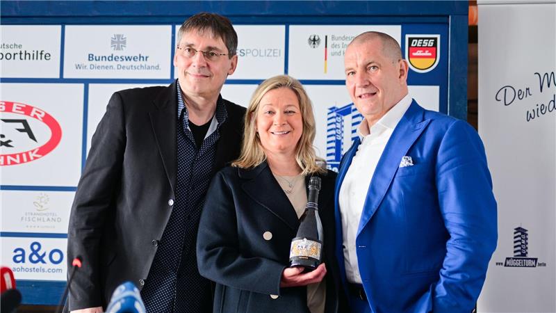 In Champagner-Laune: Pechstein fühlt sich frei und tritt ab Pose mit Pechstein-Champagner.