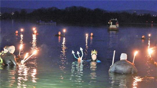 Poseidon wird am Ostersonntag durch die Fackelschwimmer geweckt.