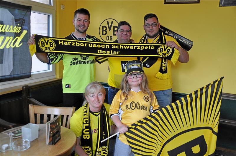 Fan-Duo aus Bad Harzburg und Liebenburg reist nach Wembley Posieren im Vereinslokal „Celtic Inn“ am Goslarer Bahnhof, wo die Wirte Michael Göbel und Dietmar Hirsch den Harzborussen eine Heimstatt geben: Martin Wojtczyk, Gunnar Söffge und Fabian Fuchs (hinten von links) sind ebenso wie Silke Ahrens mit Sohn Enne von einem Erfolg gegen Real Madrid im Londoner Wembley-Stadion überzeugt. Foto: Heine