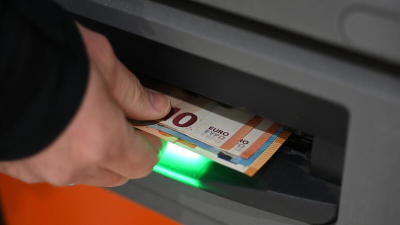 Positiv wird den drei Angeklagten angerechnet, dass sie die Taten gestanden haben: Sie hatten fremde EC-Karten benutzt und damit Tausende Euro abgehoben.