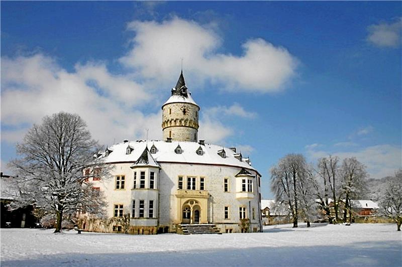 Postkartenmotiv: Schloss Oelber im Schnee – Markenzeichen der Anlage ist der runde Grundriss. Die mittelalterliche Anlage erhielt um 1580 ihre Renaissance-Fassade.  Fotos: Oelber Event, Gereke