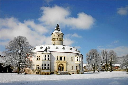 Postkartenmotiv: Schloss Oelber im Schnee – Markenzeichen der Anlage ist der runde Grundriss. Die mittelalterliche Anlage erhielt um 1580 ihre Renaissance-Fassade.  Fotos: Oelber Event, Gereke