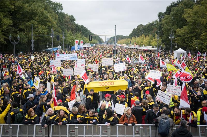 Zehntausende Postler in Berlin: Warnung vor Jobverlust Postmitarbeiter stehen während einer Verdi-Großkundgebung zur Novelle des Postgesetzes auf der Straße des 17. Juni.