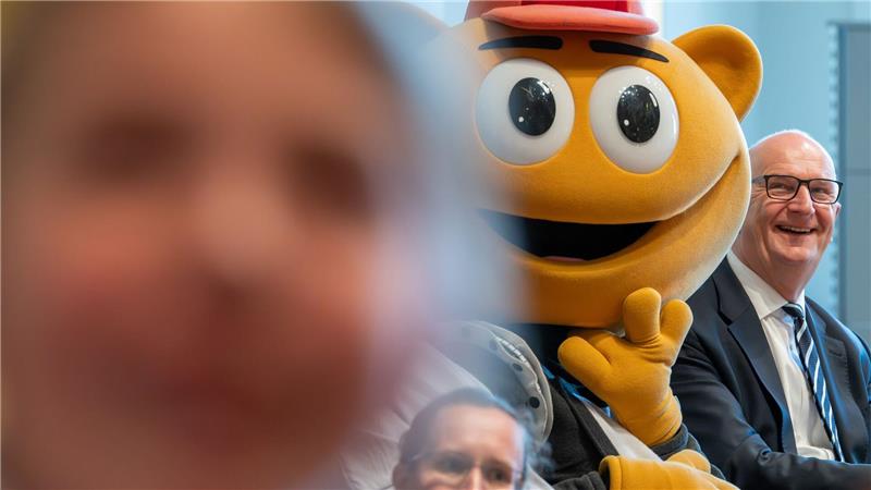 Potsdam: Maskottchen „Flimmy“ und Woidke schauen Kindern beim Ideen-Wettbewerb über die Schulter