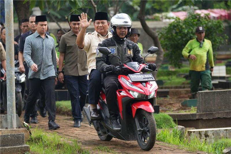 Indonesien: Offizielle Zahlen bestätigen Sieg von Prabowo Prabowo Subianto wird von einem Polizisten zum Grab seines Vaters in Jakarta gefahren.