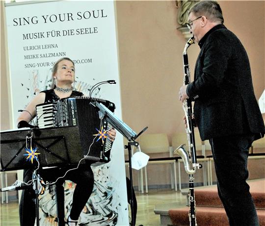 Präsentieren Musik für die Seele: Meike Salzmann am Akkordeon und Ulrich Lehna an der Klarinette. Foto: Dürich