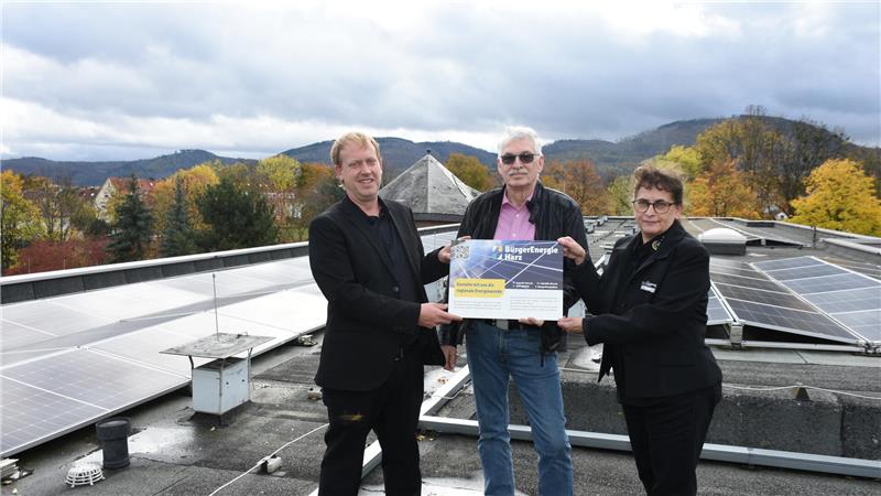 Hotel Plaza Inn bekommt seinen Strom vom eigenen Dach Präsentieren auf dem Dach des Plaza Inn die Tafel, die die Partnerschaft in Sachen Ökostrom dokumentiert (v.li.): Christian Mühlhausen, Klaus-Dieter Voß und Heike Kurts. Auch bei wolkenverhangenem Himmel wird hier noch Energie produziert.