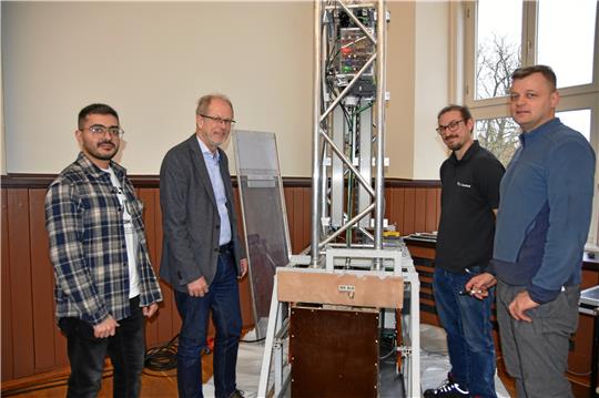 Präsentieren einen Miniatur-Bohrturm: Ali Alkhawaja, Prof. Philip Jaeger, Wolfgang Hollstein und Erik Feldmann (v.l.). Foto: Berg