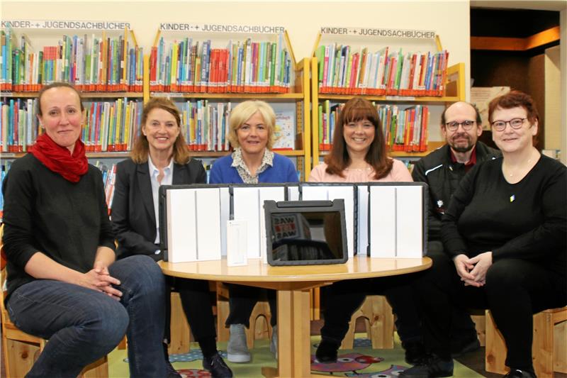 iPads sollen Clausthaler Kinder zum Lesen bringen Präsentieren stolz die zehn iPads für die Stadtbibliothek: kommissarische Bibliotheksleiterin Claudia Holtkamp (2.v.r.), Bürgermeisterin Petra Emmerich-Kopatsch (2.vl.) und vom Förderverein Jeannette Lex, Petra Stein, Jens und Anna Bordeaux (v.l.). Foto: Knoke