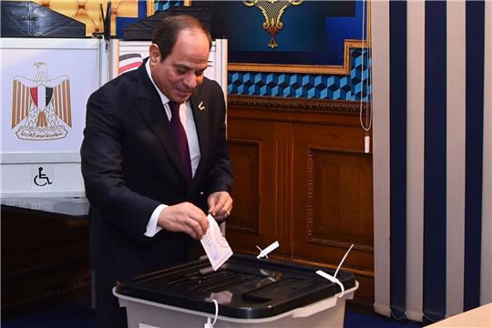 Präsident Abdel Fattah al-Sisi gibt in einem Wahllokal in Kairo seine Stimme ab.