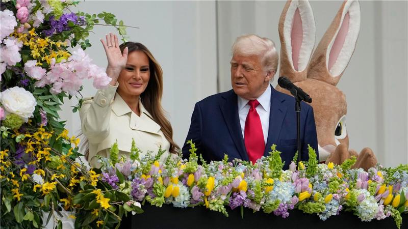 Präsident Donald Trump und First Lady Melania Trump stehen auf dem Balkon des Blauen Zimmers während des White House Easter Egg Roll.