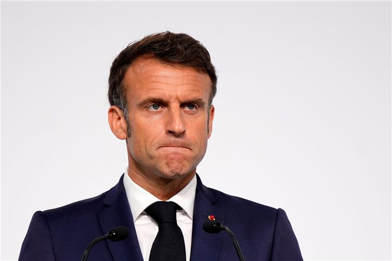 Macron für Einheitskleidung an Frankreichs Schulen Präsident Emmanuel Macron spricht sich für Einheitskleidung an Frankreichs Schulen aus.
