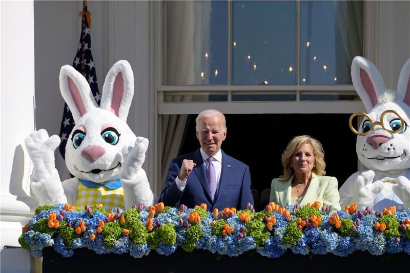 Ostereier-Rollen mit Joe und Jill Biden und Hasen Präsident Joe Biden und die First Lady der USA - umrahmt von Osterhasen im Weißen Haus.