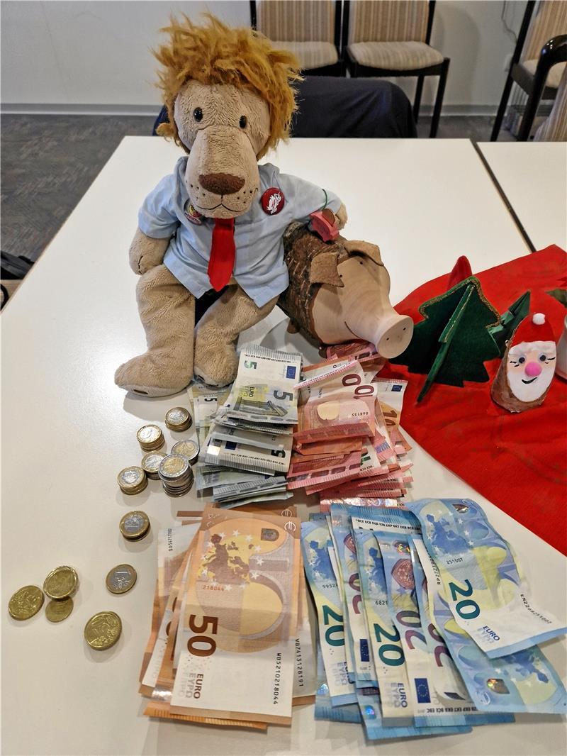Präsident Löwe bewacht das Geld, er hilft auch beim Sammeln.