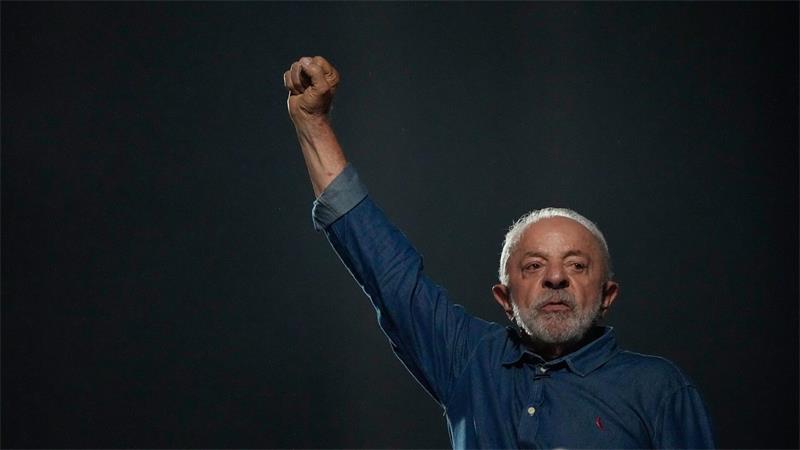 Präsident Luiz Inácio Lula da Silva spricht auf der Avenida Paulista in São Paulo bei einer Siegeskundgebung vor seinen Anhängern, nachdem er in der Stichwahl um das Präsidentenamt seine vierte Amtszeit errungen hat.