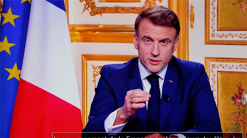 Macron in Politikkrise unter Druck - EU blickt nach Paris Präsident Macron will bis zum Ende seiner regulären Zeit 2027 im Amt bleiben.