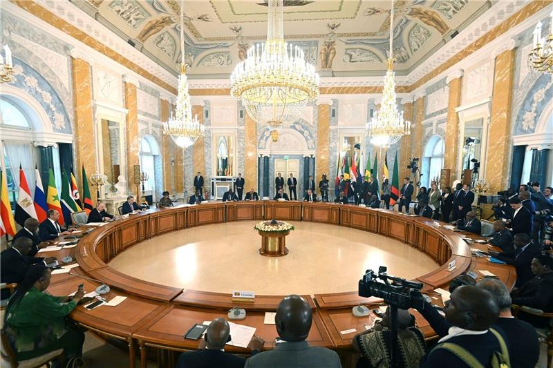 Afrika-Delegation ruft Moskau zu Verhandlungen mit Kiew auf Präsident Putin (l) konferiert mit den Vertretern mehrerer afrikanischer Staaten in St. Petersburg.