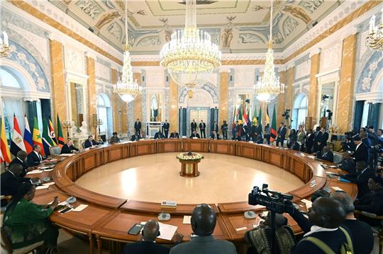 Präsident Putin (l) konferiert mit den Vertretern mehrerer afrikanischer Staaten in St. Petersburg.