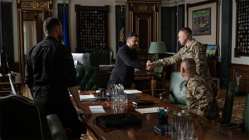 Neuer Armeechef in Kiew soll Offensive verstärken Präsident Selenskyj musste in tagelangen Gesprächen einen Ausweg aus der Krise suchen.