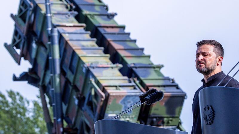 Präsident Selenskyj vor einer Patriot-Startrampe: Er fordert weitere dieser Flugabwehrraketensysteme. (Archivbild)