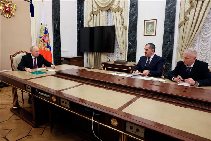 Krieg gegen die Ukraine: So ist die Lage Präsident Wladimir Putin empfängt den russischen Vizeverteidigungsminister Junus-Bek Jewkurow (2.v.r.) und Andrej Troschew (r), der aus den Reihen der Privatarmee Wagner neue Freiwilligen-Kampfverbände aufbauen soll.