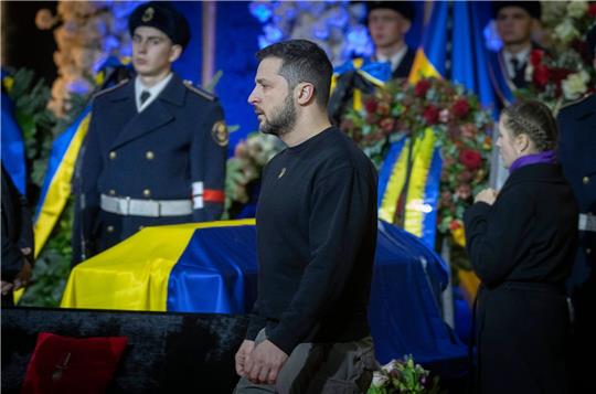Präsident Wolodymyr Selenskyj nimmt in Kiew an der Trauerzeremonie zu Ehren der Verstorbenen des Hubschrauberabsturzes um Innenminister Monastyrskyj teil.