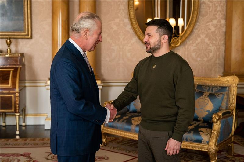 Krieg gegen die Ukraine: So ist die Lage Präsident Wolodymyr Selenskyj (r) wird im Buckingham-Palast von König Charles III. empfangen.
