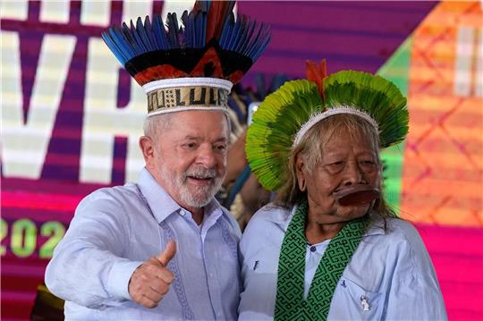 Präsident mit Federkrone: Luiz Inácio Lula da Silva (l.) mit dem Kaiapo-Oberhaupt Raoni Metuktire.