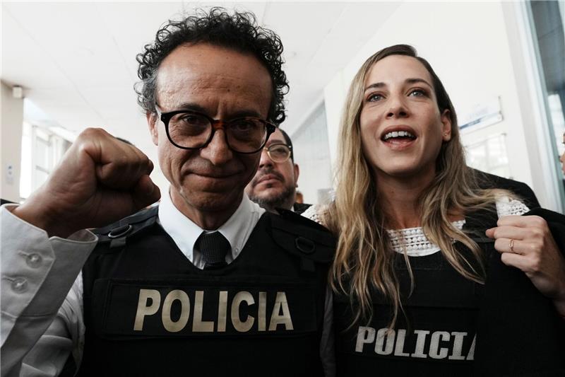 Wahlen in Ecuador: Journalist ersetzt ermordeten Kandidaten Präsidentschaftskandidat Christian Zurita und Vizepräsidentschaftskandidatin Andrea González Náder während einer Pressekonferenz zur Bekanntgabe seiner Nominierung durch die Partei Construye (Baue).