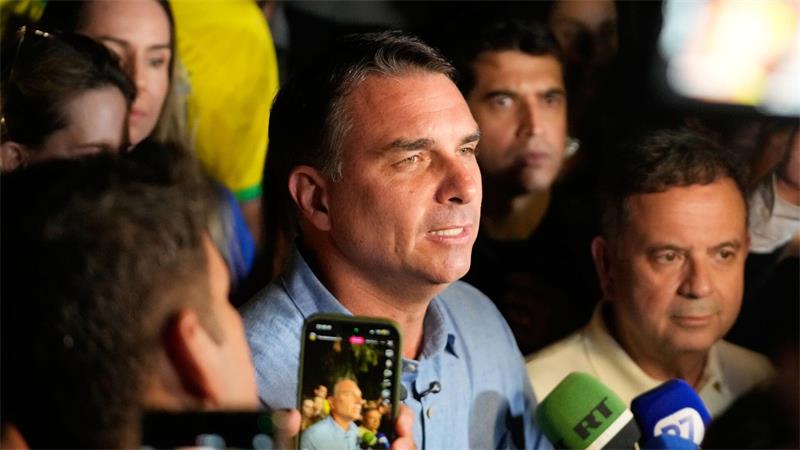 Flávio Bolsonaro leicht favorisiert in Stichwahl gegen Lula Präsidentschaftskandidat Flávio Bolsonaro geht als Sieger der ersten Wahlrunde hervor.