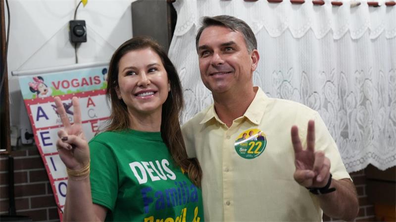 Präsidentschaftskandidat Flávio Bolsonaro gibt seine Stimme ab.