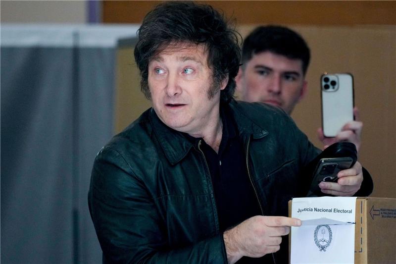 Am Scheideweg: Argentinier wählen neuen Staatschef Präsidentschaftskandidat Javier Milei gibt in einem Wahllokal in Buenos Aires seine Stimme ab.