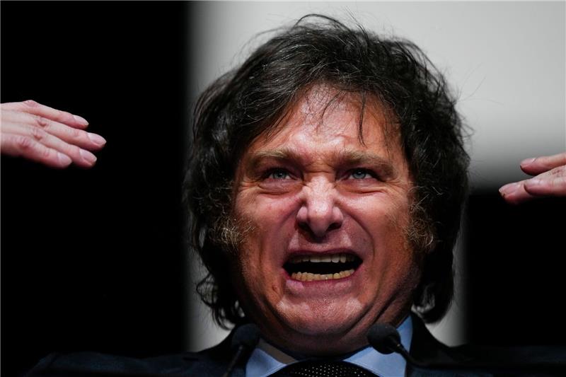 Radikale Kehrtwende? Argentinien wählt Präsidenten Präsidentschaftskandidat Javier Milei spricht während einer Wahlkampfveranstaltung.